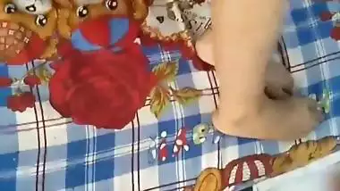 Kiss karo lund pe sexy video with big boobed bhabhi