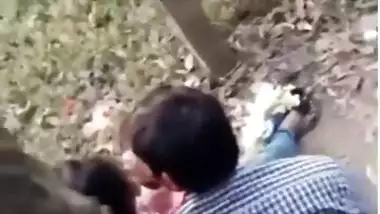 Desi lovers caught smoothcing in park