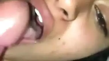 Bengaluru horny girl gives a desi blowjob to drink cum