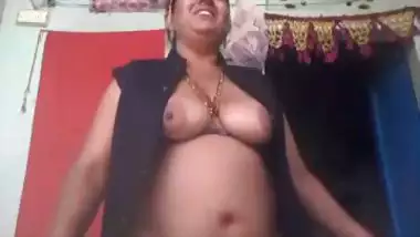 Rajasthani milf dances naked and shows her boobs in nude MMS