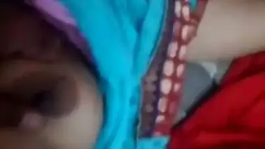 Milking Indian aunty while fucking