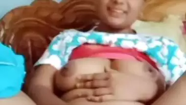 Chubby bhabhi fingering cunt in horny mood viral MMS