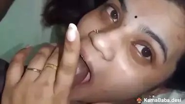 Cheating lady gives a desi blowjob to her horny lover