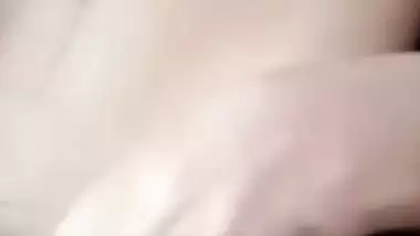 Desi lady in car shows naked body in viral outdoor sex