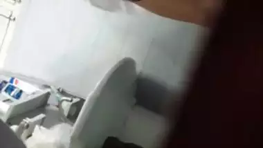 Hairy pussy sister bathing naked caught by brother