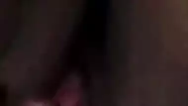 Aunty touches own unshaved sex hole and fingers it in close-up clip