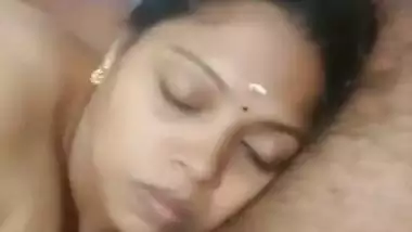 Cheating wife gives a Tamil blowjob to her husband’s friend
