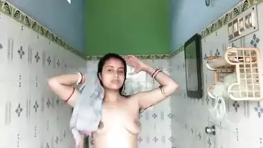 Bhabhi bathroom – Solo bathing video