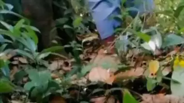 Guy enjoys GF’s pussy under a tree in Indian outdoor sex