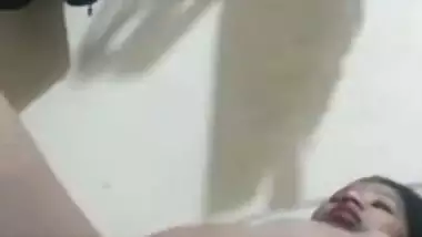 Chubby and dusky desi girl nude video making viral MMS