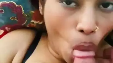 Sexy model gives an Indian blowjob to a rich man