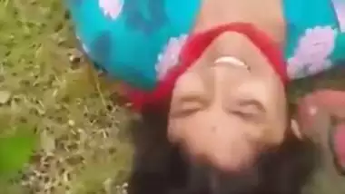 Cameraguy films his friend fucking Desi girl's XXX cave outdoors