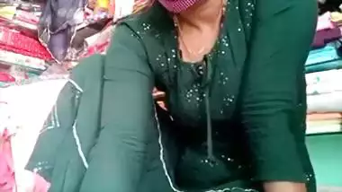 Horny Desi XXX woman in green salwar shows her ass and pussy