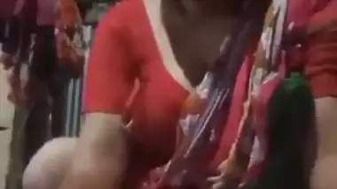 Bangla sex video of a poor aunty bouncing on a plastic bottle