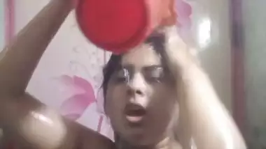 Bengali chubby sister nude bathing video for lover